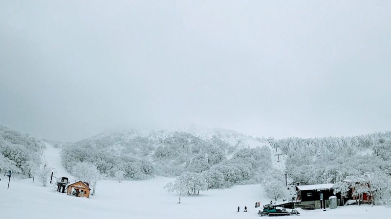 【年の瀬から大雪予報 冬休みで賑わう】満車の山形蔵王温泉スキー場 Yamagata-Zao-Onsen-Ski-Resort-is-crowded-with-winter-vacationers.jpg