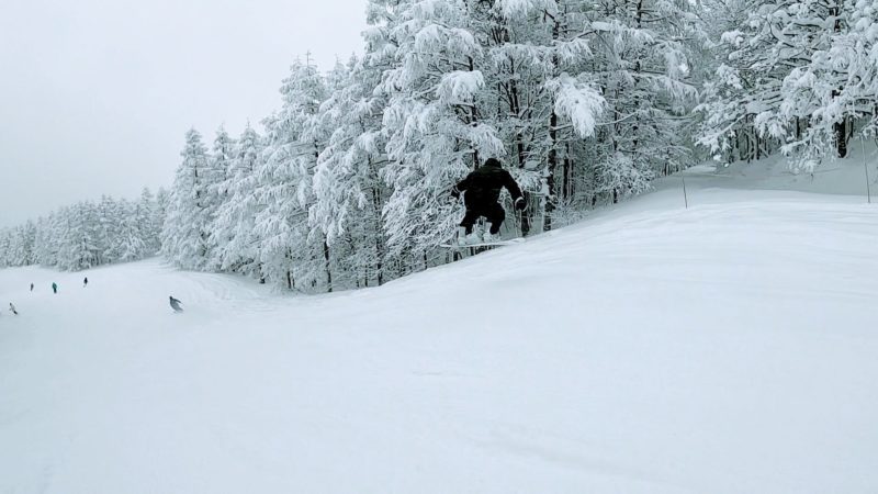 【今スキースノーボード楽しい 大雪の地蔵尊】山形蔵王温泉スキー場 Yamagata-Zao-Onsen-Ski-Resort-in-January-is-a-fun-place-to-ski-and-snowboard-with-heavy-snow.jpg