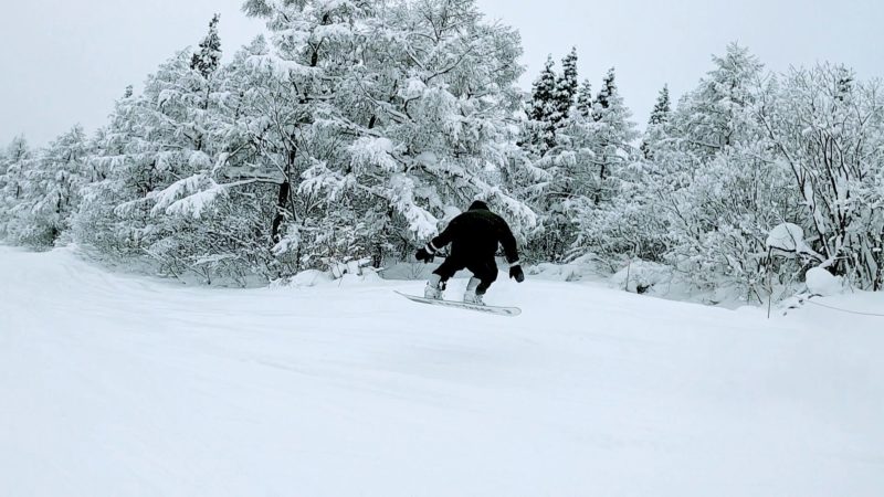 【今スキースノーボード楽しい 大雪の地蔵尊】山形蔵王温泉スキー場 Yamagata-Zao-Onsen-Ski-Resort-in-January-is-a-fun-place-to-ski-and-snowboard-with-heavy-snow.jpg