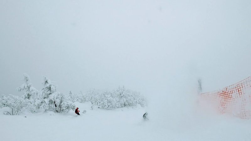 【今スキースノーボード楽しい 大雪の地蔵尊】山形蔵王温泉スキー場 Yamagata-Zao-Onsen-Ski-Resort-in-January-is-a-fun-place-to-ski-and-snowboard-with-heavy-snow.jpg