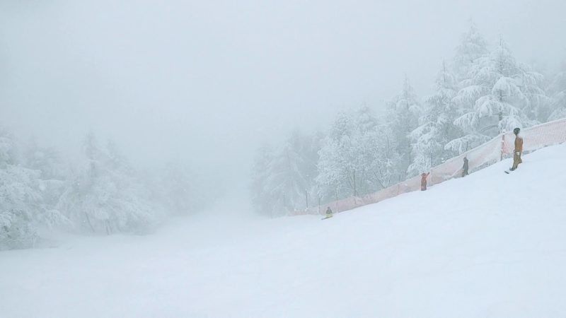 【今スキースノーボード楽しい 大雪の地蔵尊】山形蔵王温泉スキー場 Yamagata-Zao-Onsen-Ski-Resort-in-January-is-a-fun-place-to-ski-and-snowboard-with-heavy-snow.jpg