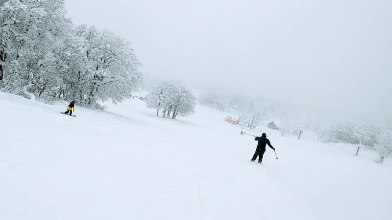 【今スキースノーボード楽しい 大雪の地蔵尊】山形蔵王温泉スキー場 Yamagata-Zao-Onsen-Ski-Resort-in-January-is-a-fun-place-to-ski-and-snowboard-with-heavy-snow.jpg