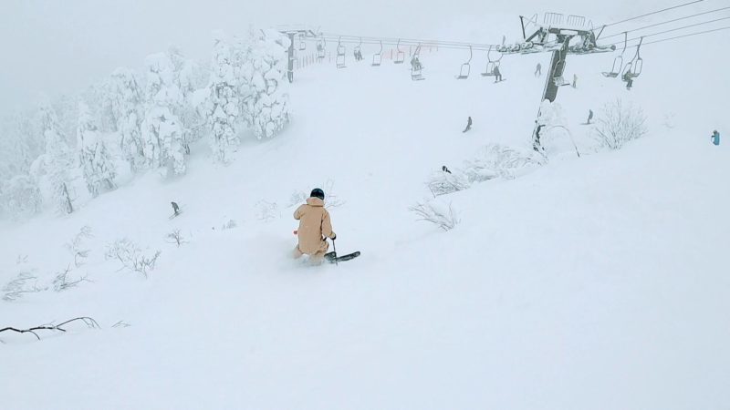 【今スキースノーボード楽しい 大雪の地蔵尊】山形蔵王温泉スキー場 Yamagata-Zao-Onsen-Ski-Resort-in-January-is-a-fun-place-to-ski-and-snowboard-with-heavy-snow.jpg