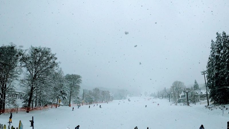 【元日は宿泊観光で大賑わい 上の台全面大雪】山形蔵王温泉スキー場   Enjoy-snowboarding-at-Yamagata-Zao-Onsen-Ski-Resort-on-New-Year-Day.jpg