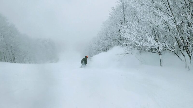【大寒波の大雪大嵐 極上の雪-15度】運休の山形蔵王温泉スキー場 Enjoy-snowboarding-at-Yamagata-Zao-Onsen-Ski-Resort-with-light-powder-snow-due-to-heavy-snow-storm.jpg