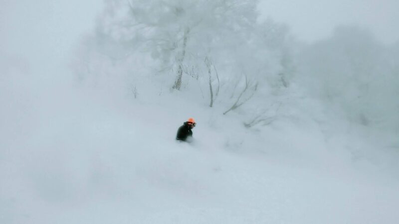 【大寒波の大雪大嵐 極上の雪-15度】運休の山形蔵王温泉スキー場 Enjoy-snowboarding-at-Yamagata-Zao-Onsen-Ski-Resort-with-light-powder-snow-due-to-heavy-snow-storm.jpg