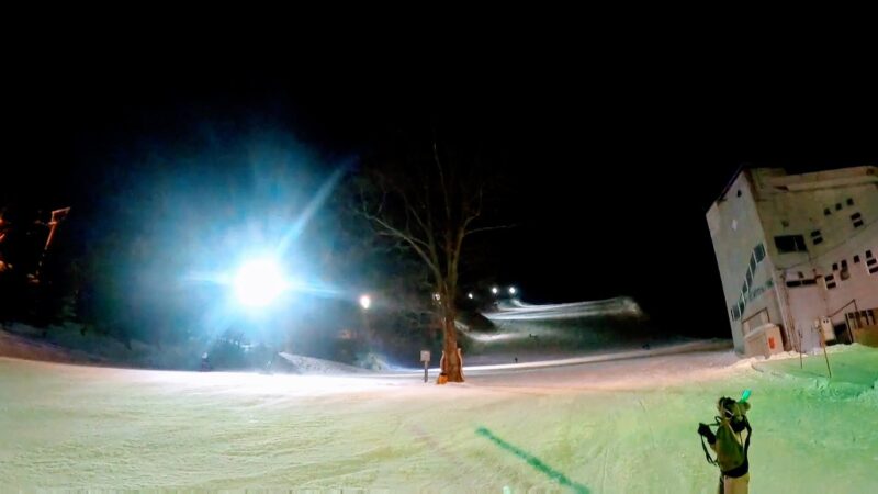【上の台ナイター情報 幻想的な夜景ゲレンデ】山形蔵王温泉スキー場 Enjoying-night-skiing-on-the-uwanodai-slope-at-Yamagata-Zao-Onsen-Ski-Resort.jpg