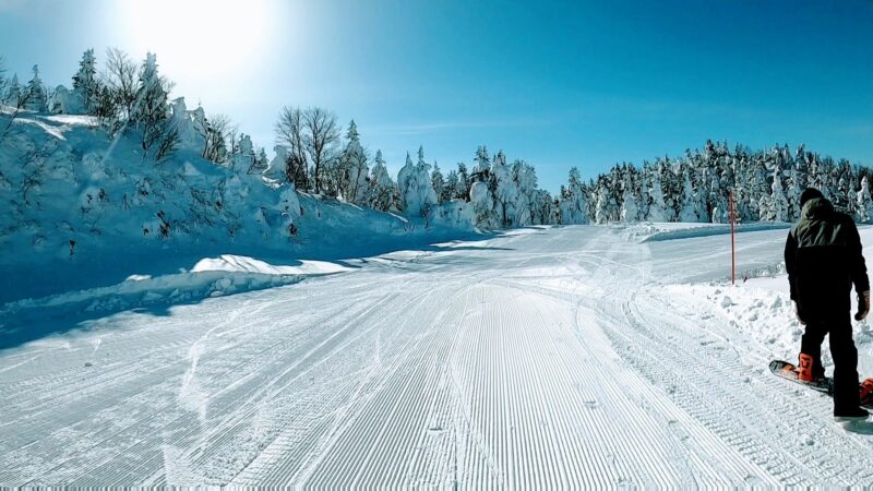 【樹氷が綺麗な場所2つ紹介 2月大快晴絶景】山形蔵王温泉スキー場 Enjoy-snowboarding-at-Yamagata-Zao-Onsen-Ski-Resort-in-February-under-clear-skies.jpg