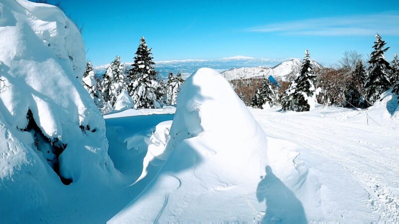 【樹氷が綺麗な場所2つ紹介 2月大快晴絶景】山形蔵王温泉スキー場 Enjoy-snowboarding-at-Yamagata-Zao-Onsen-Ski-Resort-in-February-under-clear-skies.jpg