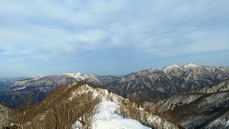 【冬の瀧山山頂登山 6つの雪山を越える】山形蔵王温泉スキー場全景 Enjoy-trekking-in-winter-to-Mt.ryuzan-at-Yamagata-Zao-Onsen-Ski-Resort.jpg