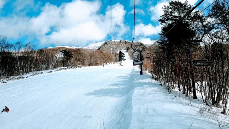 【スクールのカービング 3月トレッキング】山形蔵王温泉スキー場   Enjoy-trekking-and-snowboarding-at-the-scenic-Yamagata-Zao-Onsen-Ski-Resort-in-March.jpg