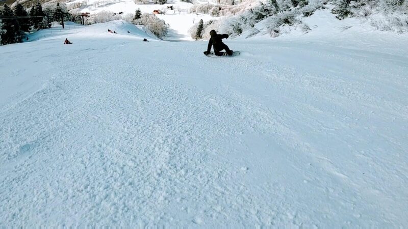 【スクールのカービング 3月トレッキング】山形蔵王温泉スキー場 Enjoy-trekking-and-snowboarding-at-the-scenic-Yamagata-Zao-Onsen-Ski-Resort-in-March.jpg