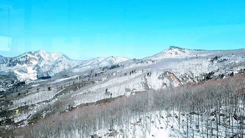 【3月下まで滑走可 立ち枯れの樹氷の木】春の山形蔵王温泉スキー場   Zao-Ropeway-Information-at-Yamagata-Zao-Onsen-Ski-Resort-in-March-Spring.jpg