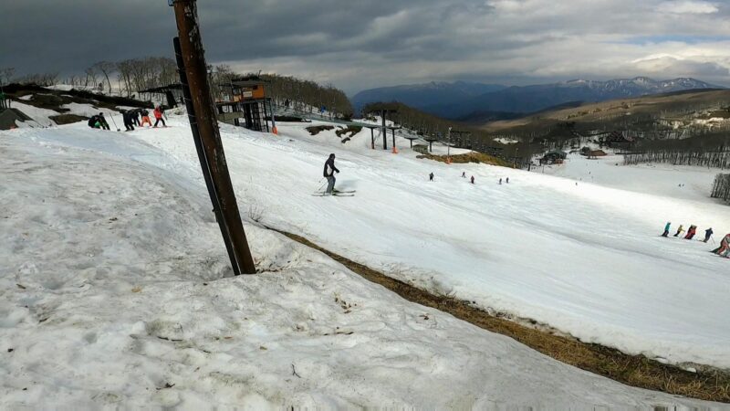 【ファイナルシーズン中央バンクドスラローム】山形蔵王温泉スキー場 Enjoying-Banked-Slalom-at-Yamagata-Zao-Onsen-Ski-Resort-in-April-Final-Season.jpg
