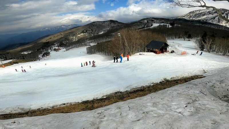 【春の中央ロープウェイ 名物鳥そば鳥中華】4月山形蔵王温泉スキー場  Enjoying-Delicious-Tori-Soba-and-Tori-Chuka-from-the-Central-Ropeway-at-Yamagata-Zao-Onsen-Ski-Resort-in-Spring.jpg
