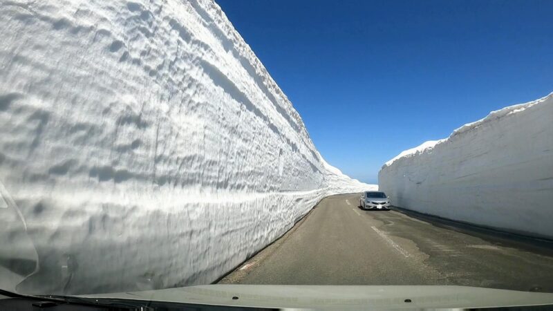 【蔵王エコーライン開通 春の絶景】雪壁8m お釜 熊野岳 刈田岳 
 Zao-Echo-Line-Opens-with-Great-Spring-Views.Enjoy-Mt.Zao-with-8m-Snow-Wall-and-Okama.jpg