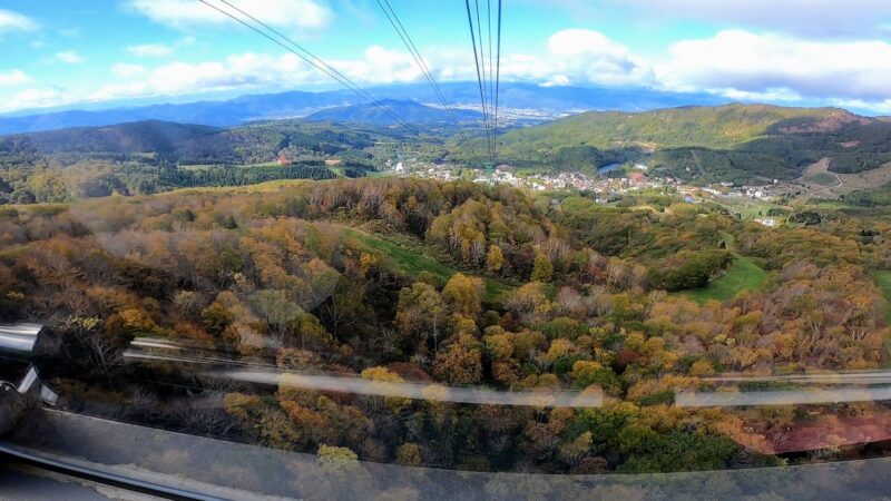 【例年10日早い初冠雪 初雪の山形蔵王】紅葉見頃の秋ロープウェイ　Yamagata-Zao-Onsen-Ski-Resort-with-First-Snowfall-and-Autumn-Ropeway-with-Autumn-Leaves.jpg