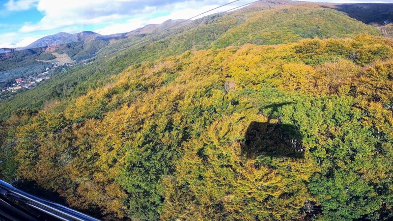 【例年10日早い初冠雪 初雪の山形蔵王】紅葉見頃の秋ロープウェイ　Yamagata-Zao-Onsen-Ski-Resort-with-First-Snowfall-and-Autumn-Ropeway-with-Autumn-Leaves.jpg